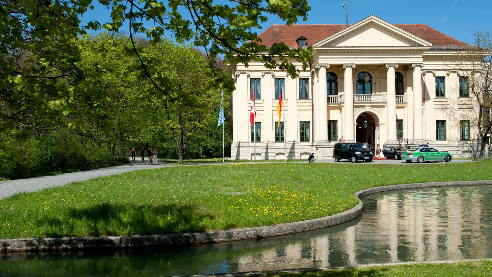 Das Prinz Carl-Palais und der Bach. Links des Gebäudes (nicht im Bild) liegt die Staatskanzlei. (Archivbild) (Foto: picture alliance / dpa)