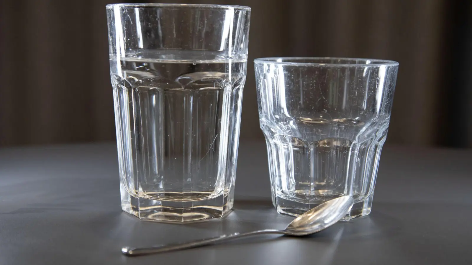 Sauber umfüllen: Funktioniert das mit dem Löffel-Trick? (Foto: Christin Klose/dpa-tmn)