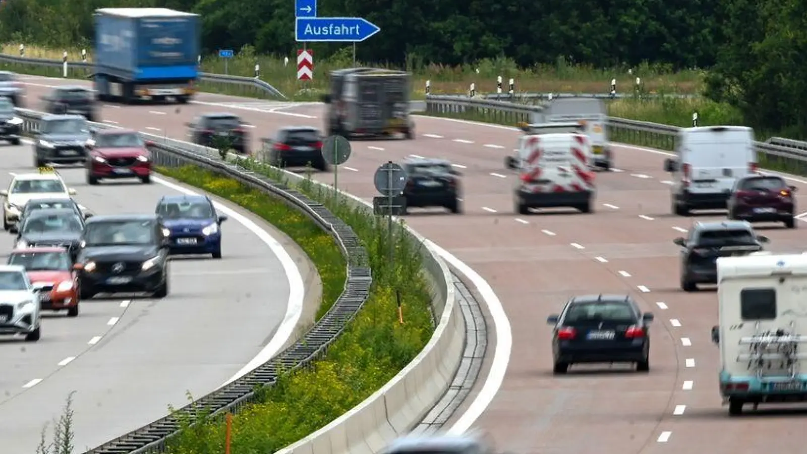 Wie weit ein durchschnittlicher Pkw gefahren wurde, hängt an mehreren Faktoren. (Foto: Heiko Rebsch/dpa)