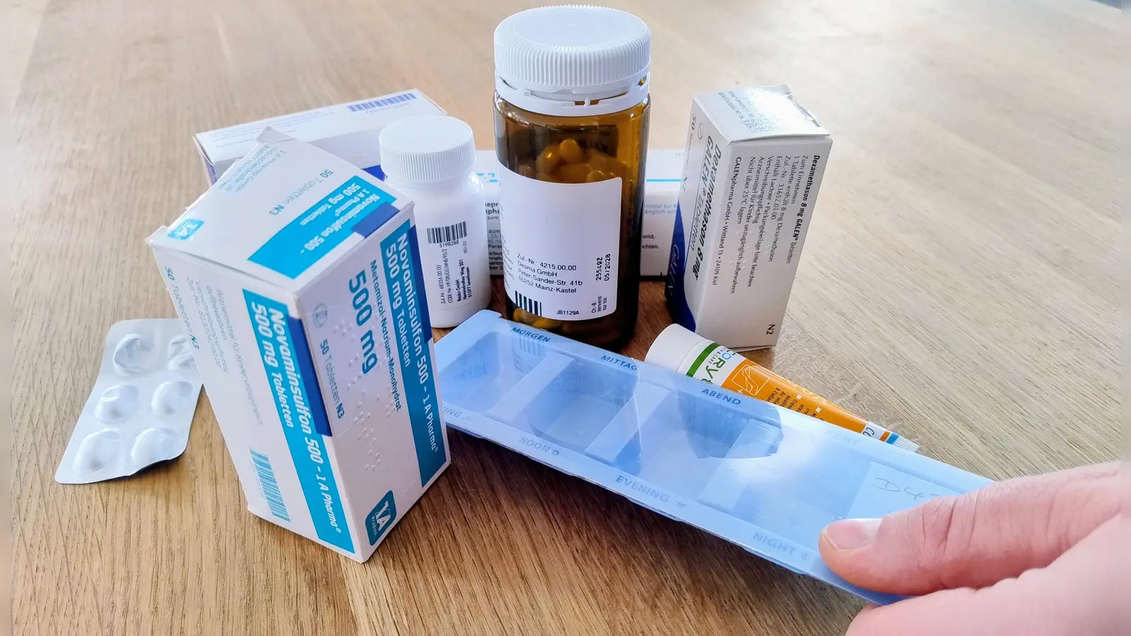 Täglich braucht die junge Mutter eine große Menge an Medikamenten, damit ihr Körper die Chemotherapie halbwegs verträgt. (Foto: Eckard Dürr)