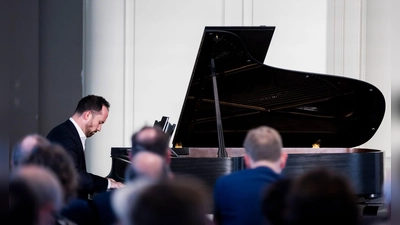 Im Rahmen der Preisverleihung in der Französischen Friedrichstadtkirche in Berlin spielte Preisträger Igor Levit am Flügel. (Foto: Christoph Soeder/dpa)