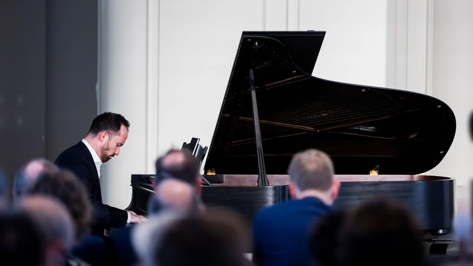Im Rahmen der Preisverleihung in der Französischen Friedrichstadtkirche in Berlin spielte Preisträger Igor Levit am Flügel. (Foto: Christoph Soeder/dpa)