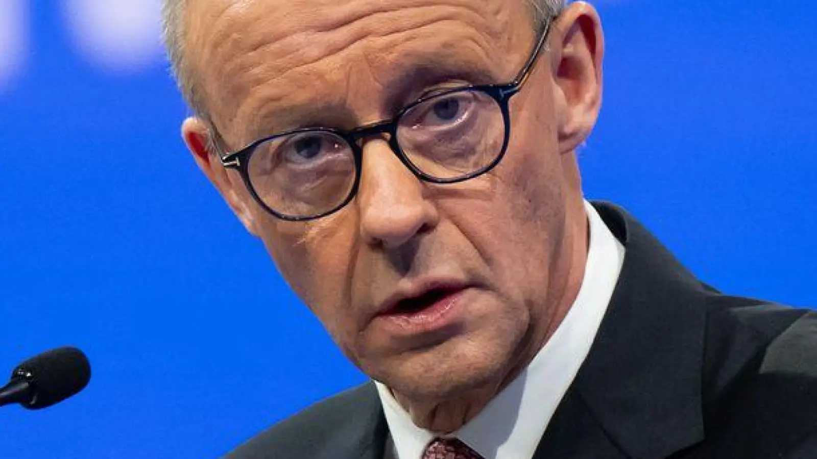 Auf Details der geplanten Verhandlungen über einen Waffenstillstand geht Bundeskanzler Friedrich Merz (CDU) in seiner Rede auf dem CSU-Parteitag nicht ein. (Foto: Sven Hoppe/dpa)