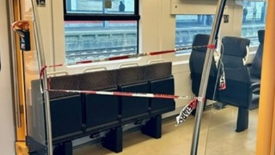 Die Spurensicherung hat ein Abteil einer Regionalbahn abgesperrt: Bei einer Messerattacke im Saarland ist ein 21 Jahre alter Mann verletzt worden. (Foto: Thorsten Kremers/dpa)
