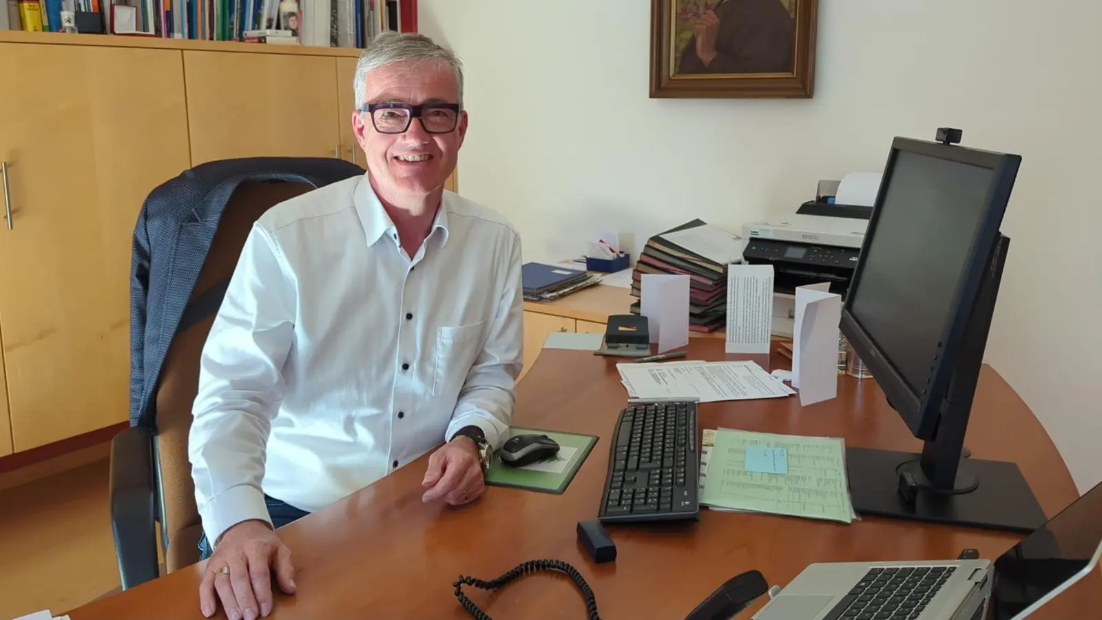 Patrick Ruh verlässt nach 18 Jahren sein Amtszimmer im Feuchtwanger Rathaus in aufgeräumter Stimmung. (Foto: Martina Haas)