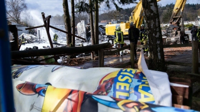 Feuerwehrleute löschen weiter. (Foto: Pia Bayer/dpa)