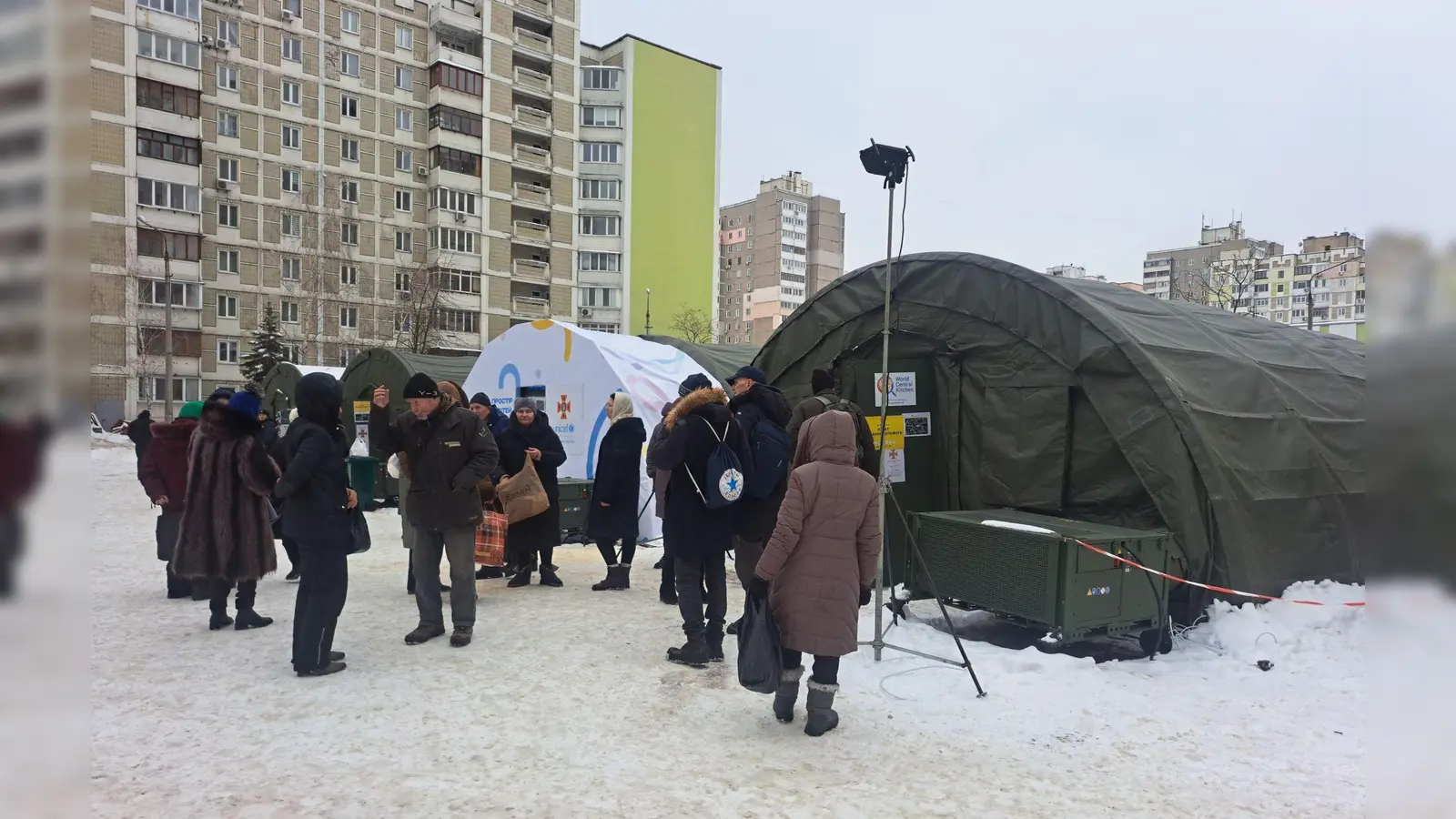 Ukrainische Behörden arbeiten mit internationalen Hilfsorganisationen zusammen, um von Heizungsausfällen betroffenen Menschen zu helfen. (Archivbild) (Foto: Andreas Stein/dpa)