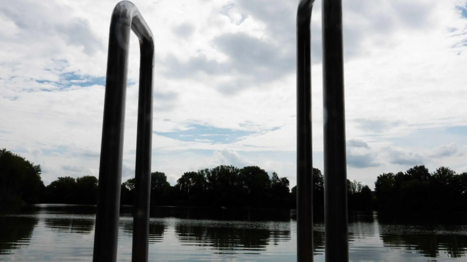Vor etwa einem Jahr hatte bereits einmal ein Wels in einem See in Mittelfranken für Aufsehen gesorgt. (Symbolbild) (Foto: Hilal Özcan/dpa)