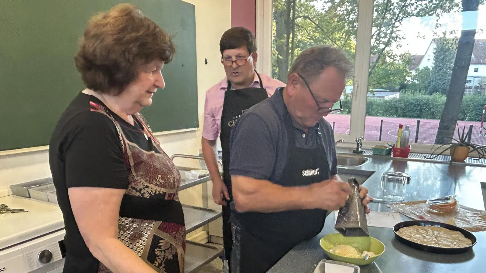 Petra Müller bringt in ihren Kursen Männern das Kochen näher. Das beginnt nicht selten mit der Vermittlung von Basiswissen. (Foto: Florian Pöhlmann)