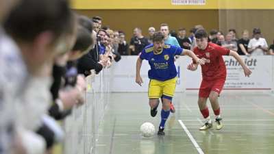 Näher dran kann ein Zuschauer nicht sein: Szene aus dem Spiel TSV Rain (in Rot Anes Zuhanovic ) gegen SV Holzkirchen (Marcel Köhnlein) beim Mitternachtsturnier in Wassertrüdingen im Jahr 2023. (Foto: Martin Rügner)