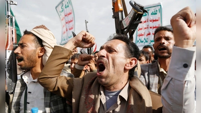 Tausende Jemeniten versammelten sich am Freitag auf öffentlichen Plätzen in den von den Houthi kontrollierten Provinzen, um ihre Unterstützung für den Gazastreifen und den Iran zu bekunden. (Foto: Mohammed Mohammed/XinHua/dpa)