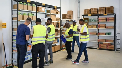 Viel ist in den vergangenen zehn Jahren über den sogenannten Spurwechsel vom Asylverfahren in die Erwerbsmigration gestritten worden. In Branchen wie Gastronomie, Pflege, Transport und Logistik herrscht Arbeitskräftemangel. (Symbolbild) (Foto: Patrick Pleul/dpa)