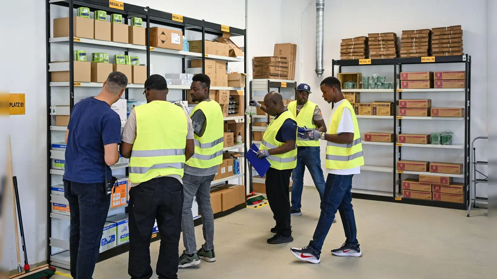 Viel ist in den vergangenen zehn Jahren über den sogenannten Spurwechsel vom Asylverfahren in die Erwerbsmigration gestritten worden. In Branchen wie Gastronomie, Pflege, Transport und Logistik herrscht Arbeitskräftemangel. (Symbolbild) (Foto: Patrick Pleul/dpa)