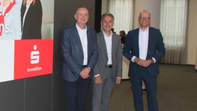In der neuen Schalterhalle der Ansbacher Sparkassen-Hauptstelle freuen sich (v. li.) Verwaltungsratsvorsitzender Thomas Deffner und die Vorstände Dieter Mai und Werner Frieß über die Bilanz. (Foto: Robert Maurer)