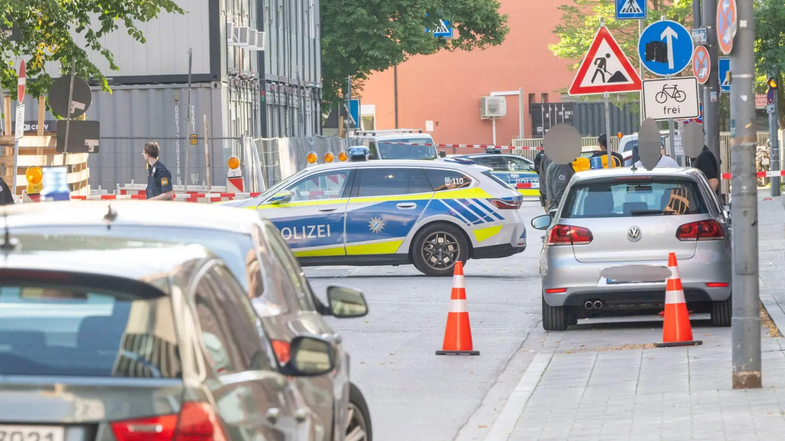 Nach einer Brandattacke auf eine Baustelle sind zwei Verdächtige gefasst worden.   (Foto: Peter Kneffel/dpa)