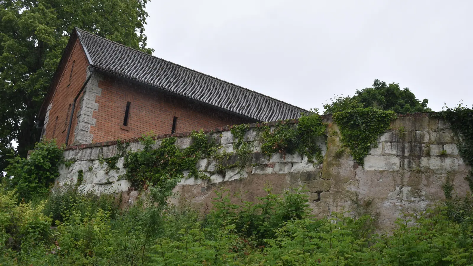 Die Kirchhofmauer im Gutenstettener Ortsteil Reinhardshofen ist in einem schlechten Zustand und muss dringend saniert werden. Geplant ist, dass die Arbeiten im Sommer losgehen. (Foto: Ute Niephaus)