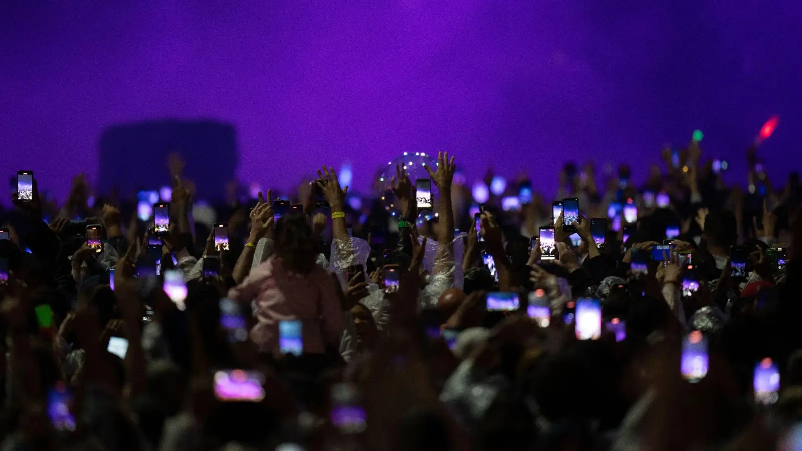 Menschenmassen beim Auftritt des brasilianischen DJs Alok: Rio de Janeiro feiert das hundertjährige Bestehen des Hotels Copacabana Palace am Strand der Copacabana. (Foto: Silvia Izquierdo/AP)