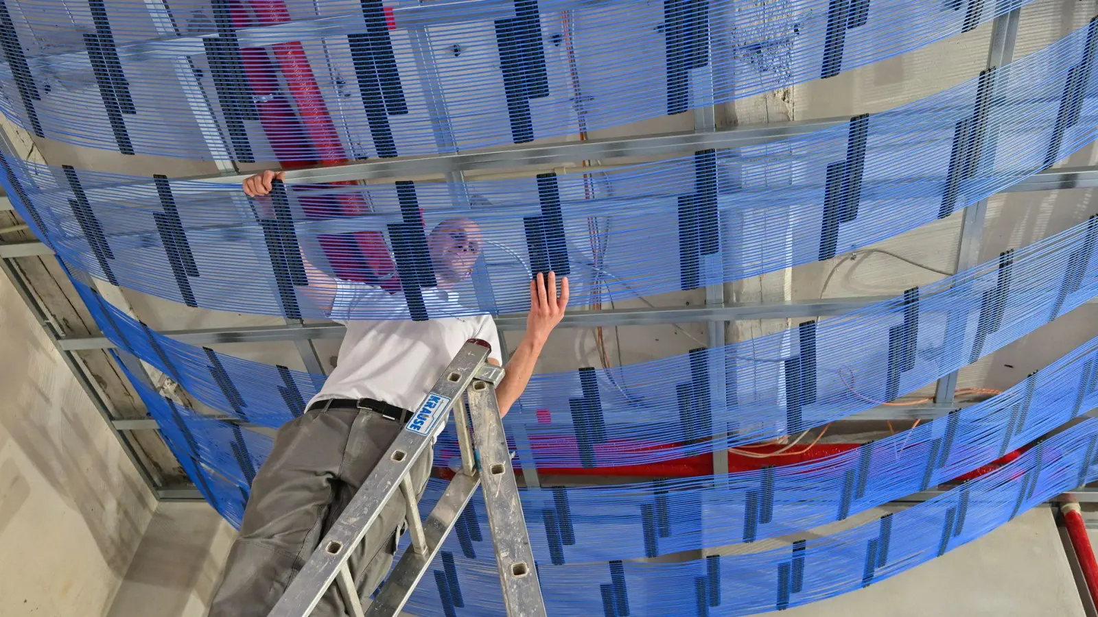 Besonders für den Altbau interessant: Kapillarrohr-Matten können in der Raumdecke oder Wand für die Flächenheizung oder -kühlung eingesetzt werden. (Foto: Patrick Pleul/dpa/dpa-tmn)