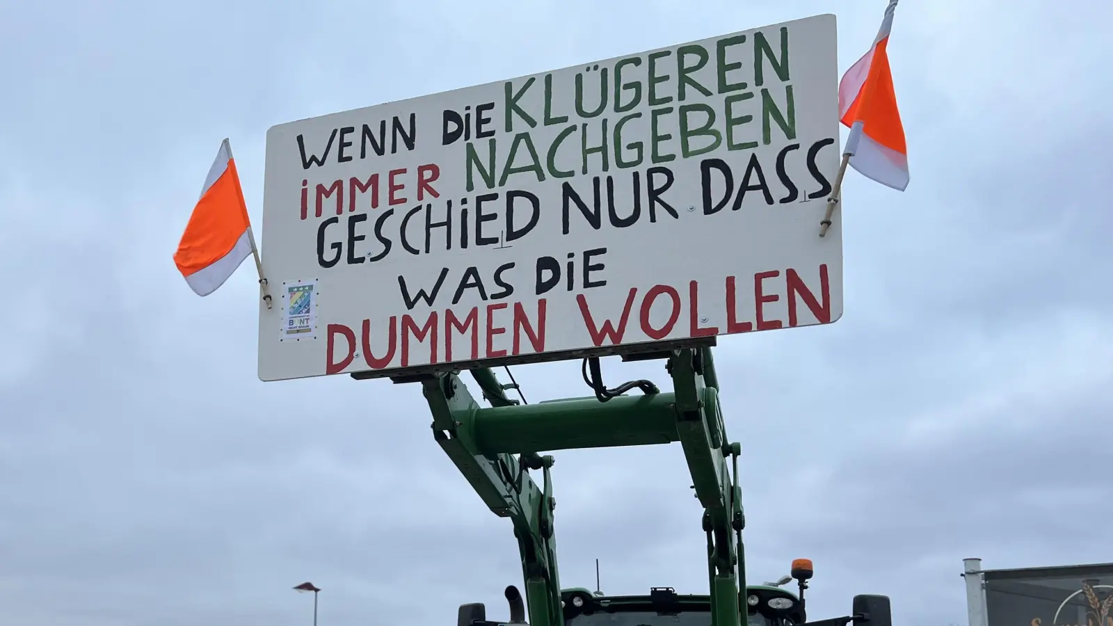 Traktoren mit Plakaten allerorten - hier in Aurach. (Foto: Laura Nadler)