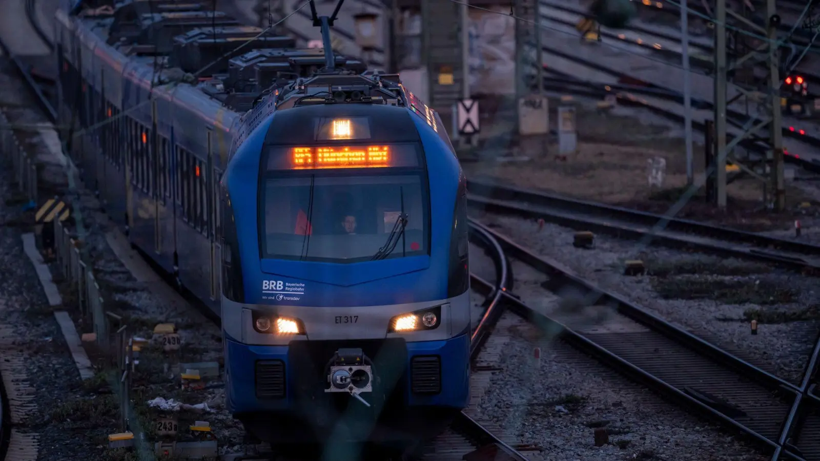 Die BRB ist von Bauarbeiten am Bahnnetz betroffen. (Archivbild) (Foto: Peter Kneffel/dpa)