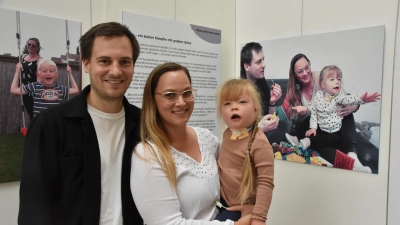 Rainer und Christine Foltyl mit Töchterchen Elli (4). Die Eltern sind stolz auf ihre „kleine Kämpferin”, die sich von der angeborenen Lungenfehlbildung nicht ausbremsen lässt.  (Foto: Silvia Schäfer)