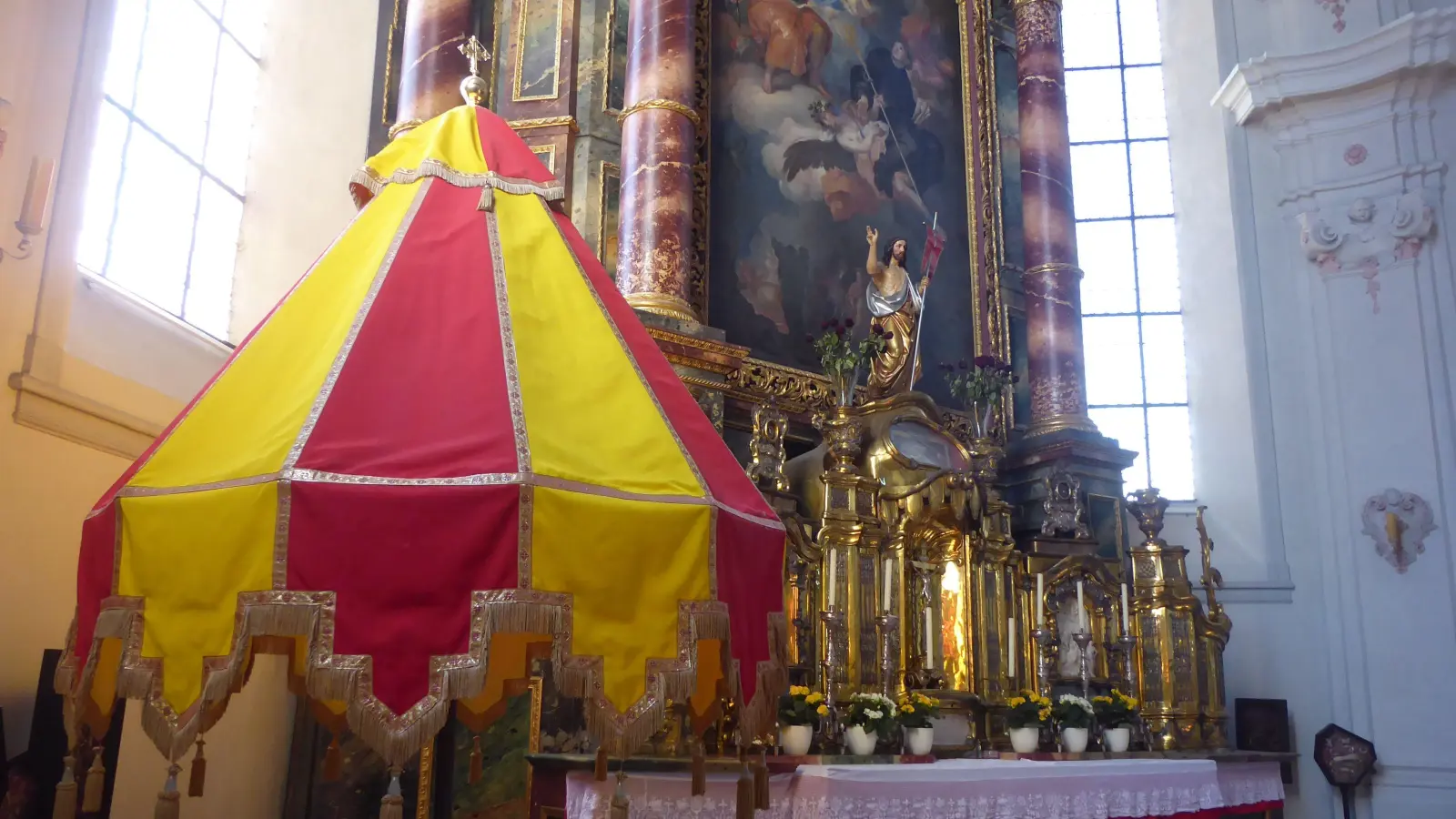 Der gelb-rote Schirm neben dem Altar ist ein Symbol für die herausgehobene Rolle der Herrieder Stiftskirche. Jetzt ist der kegelförmige „Padiglione” wieder geöffnet. (Foto: Rudolf Eder)