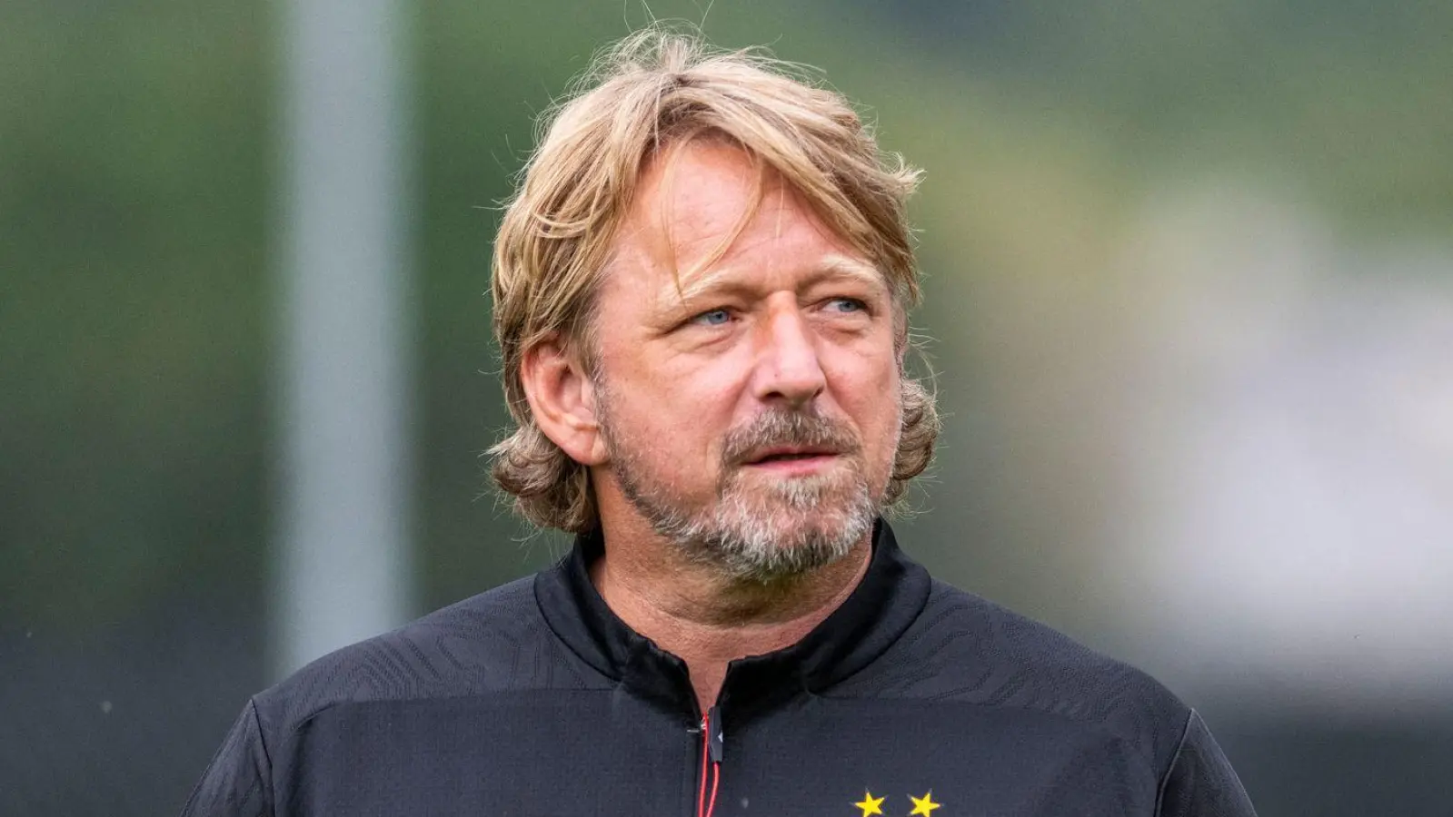 Steht einem Medienbericht zufolge beim BVB vor dem Aus: Kaderplaner Sven Mislintat. (Foto: David Inderlied/dpa)