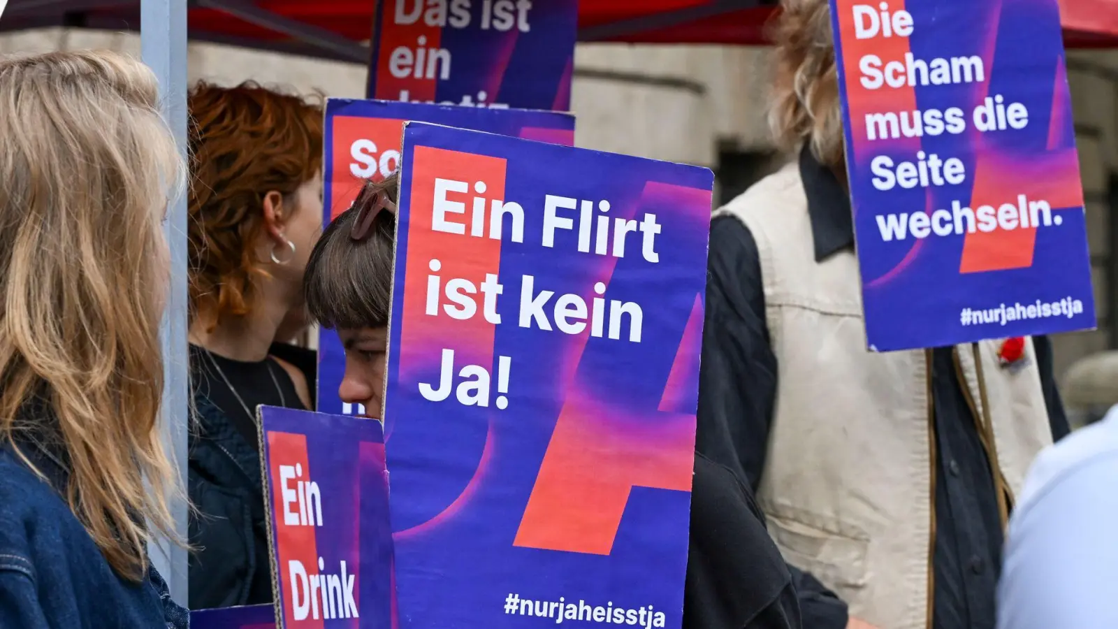 Sexuelle Handlungen sollten nach Vorstellungen von Bundesjustizministerin Hubig nur bei ausdrücklicher Zustimmung als einvernehmlich gelten - nach dem Prinzip „Nur Ja heißt Ja“. (Foto: Jens Kalaene/dpa)