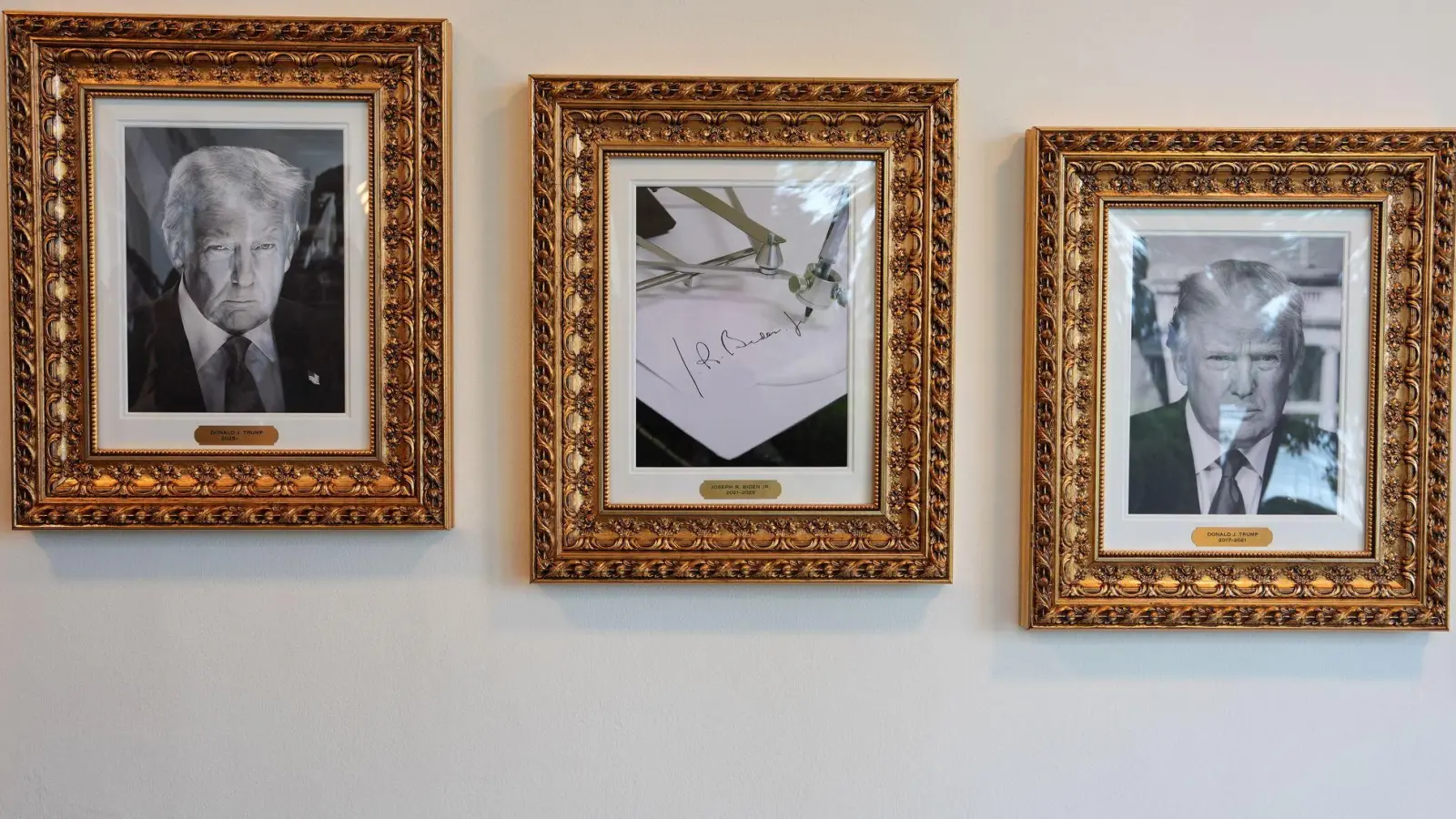 Ein Autopen als Bildnis für Ex-Präsident Biden (Archiv) (Foto: Evan Vucci/AP/dpa)