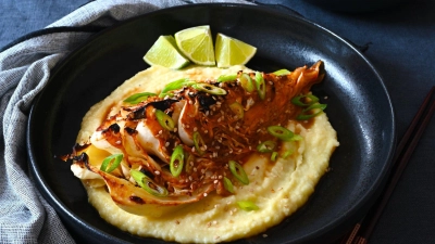 Besonders lecker wird es, wenn die Marinade zwischen die Blätter des Spitzkohls fließt. (Foto: Julia Uehren/loeffelgenuss.de/dpa-tmn)