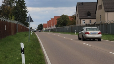 Mit Zäunen sind die Kasernenanlagen der US-Armee in Katterbach links und rechts der Bundesstraße 14 gut gesichert. Aber wie sieht es am Himmel aus? (Foto: Oliver Herbst)