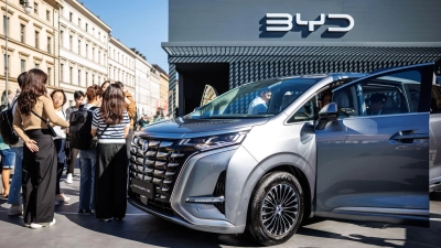 Ein Fahrzeug des chinesischen Herstellers BYD bei der letzten IAA in München. Auf deutschen Straßen sind sie noch sehr selten. (Foto: Matthias Balk/dpa)