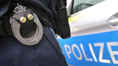 Die Polizei sucht den Mann auf, da ein Haftbefehl gegen ihn vorlag. (Symbolbild) (Foto: Karl-Josef Hildenbrand/dpa)