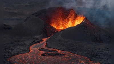 Mitte Juli hatte sich südwestlich von Reykjavik abermals die Erde geöffnet. (Archivbild) (Foto: Marco di Marco/AP/dpa)