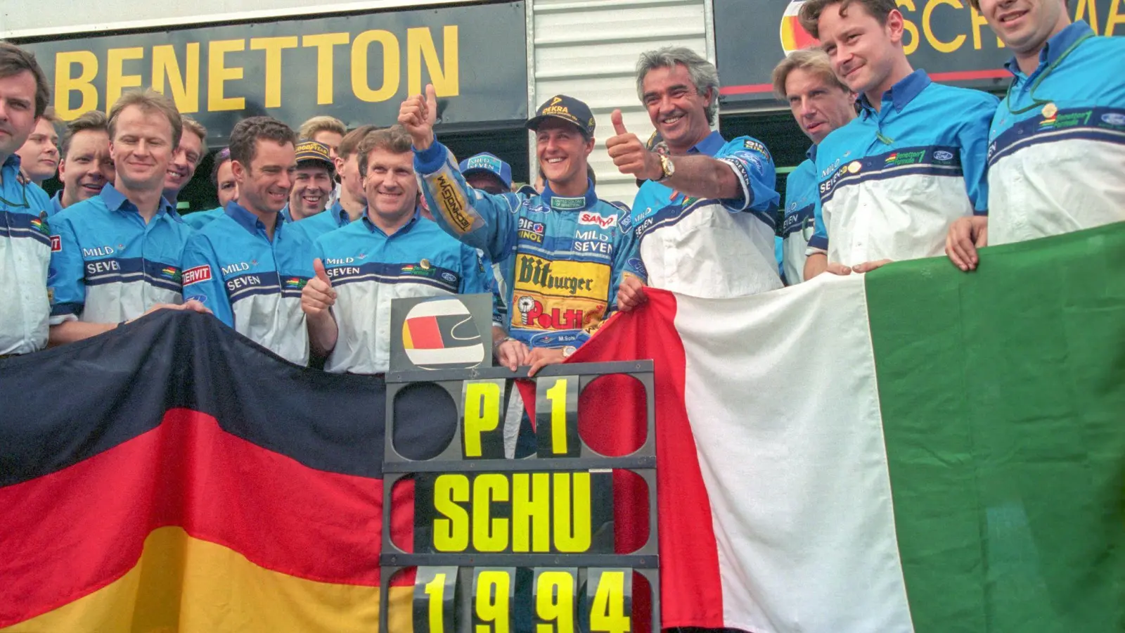Michael Schumacher (M) jubelt mit seinem Benetton-Team über seinen WM-Titel 1994. (Archivbild) (Foto: Harry Melchert/dpa)