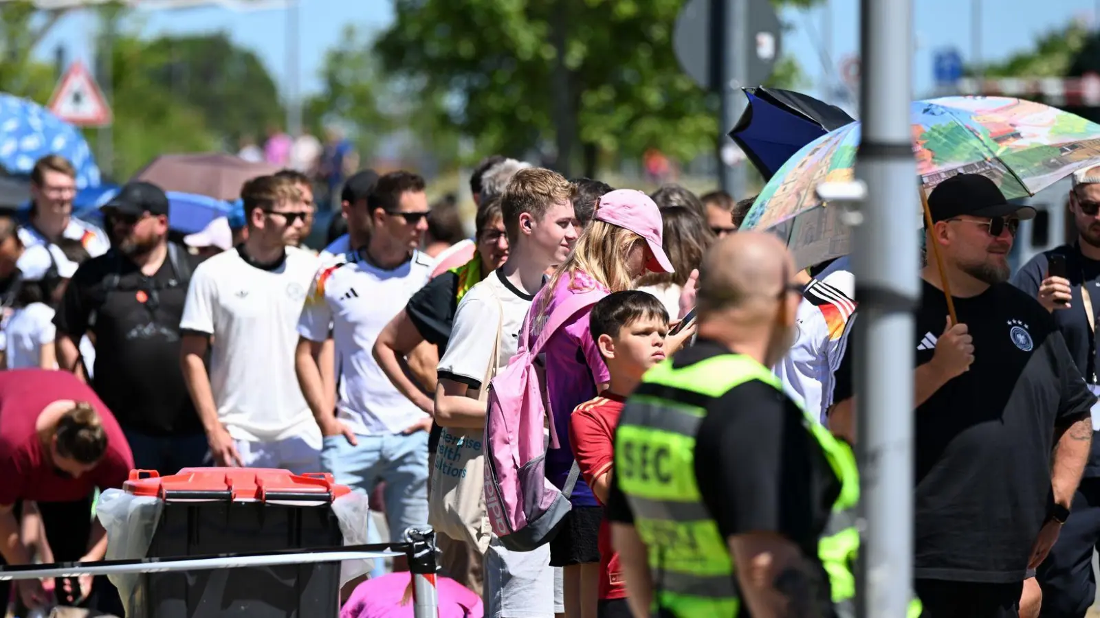 Schlange stehen für Neuer: In Herzogenaurach ist der Andrang groß. (Foto: Federico Gambarini/dpa)