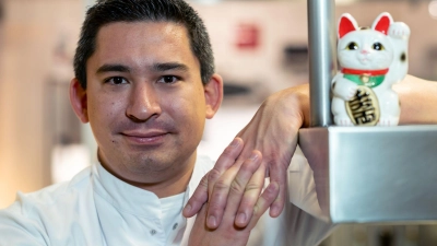 Hat jetzt drei Michelin-Sterne: Tohru Nakamura. (Foto: Peter Kneffel/dpa)