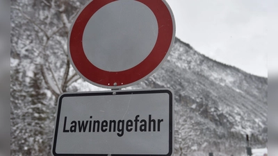 Ein Schild warnt vor Lawinengefahr. (Symbolbild) (Foto: Angelika Warmuth/dpa)