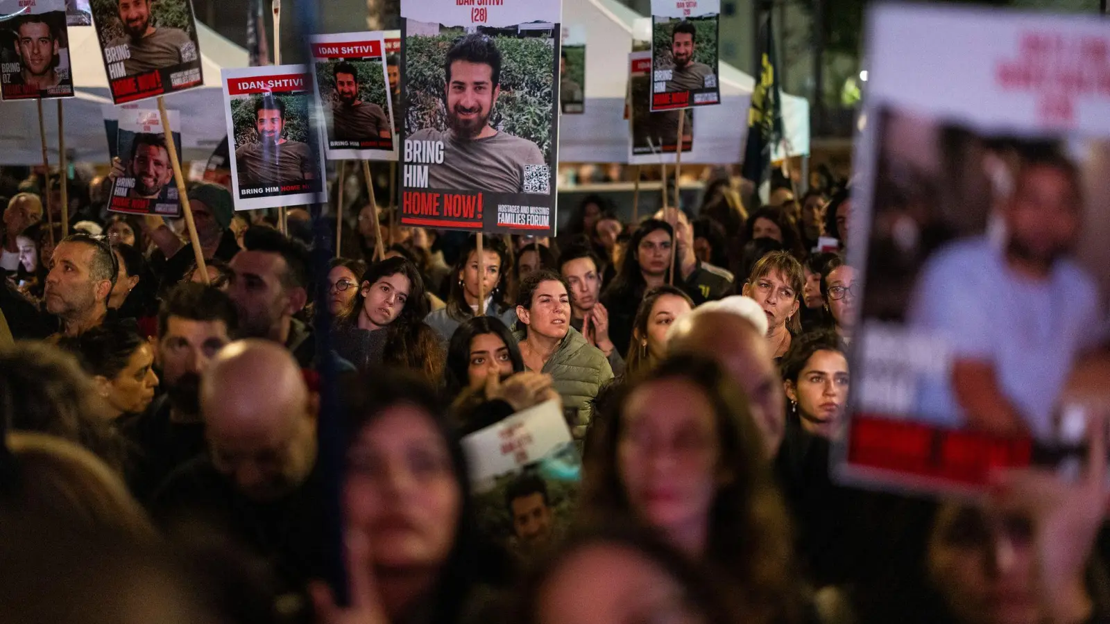 Israelis blockieren eine Hauptstraße, während Demonstranten die Freilassung der im Gazastreifen festgehaltenen Geiseln fordern. (Archivbild) (Foto: Ilia Yefimovich/dpa)