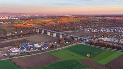 Eine Sperrung der Donaubrücke Sinzing könnte laut ADAC potenziell einen volkswirtschaftlichen Schaden von 75 Millionen Euro pro Jahr bringen. (Produktion) (Foto: Armin Weigel/dpa)