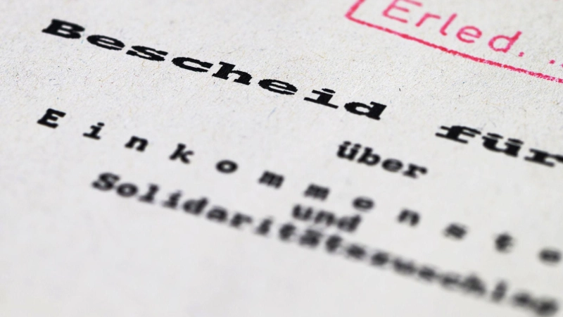Die Einkommensteuer fließt Bund, Ländern und Kommunen zu. (Symbolbild) (Foto: Robert Michael/dpa)