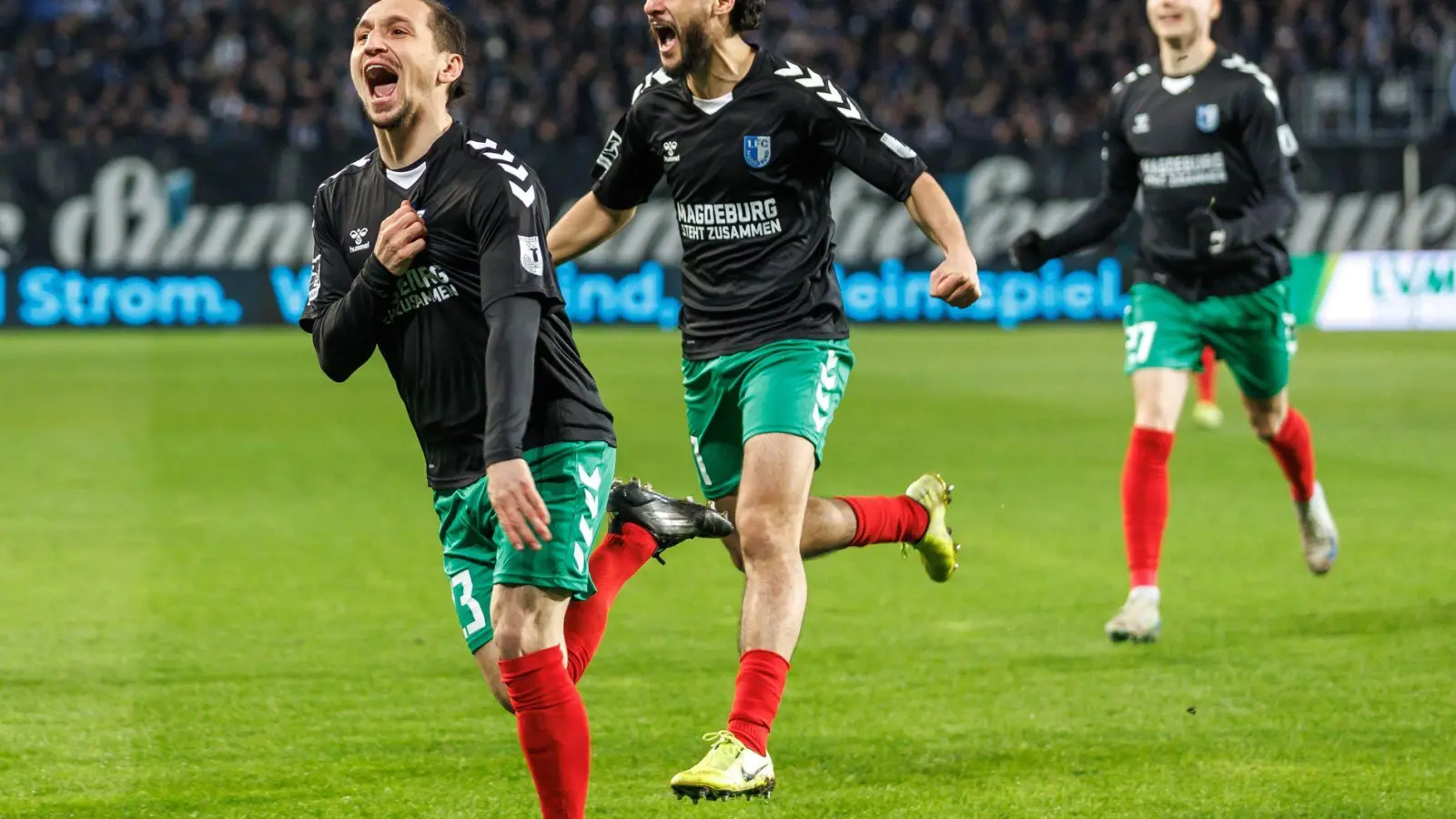  Magdeburgs Baris Atik (l) jubelt mit Teamkollegen nach seinem Treffer zum 1:0. (Foto: Andreas Gora/dpa)