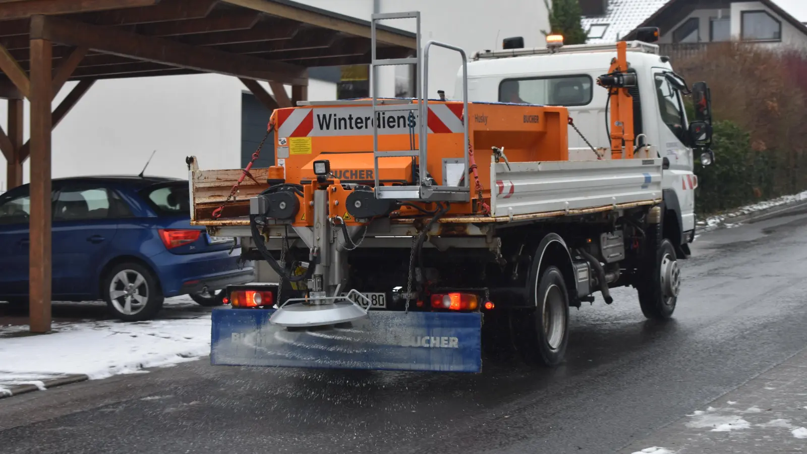 Auch auf den kleinen Ortsstraßen - hier in Neustadt - ist der Winterdienst aktiv. (Foto: Ute Niephaus)