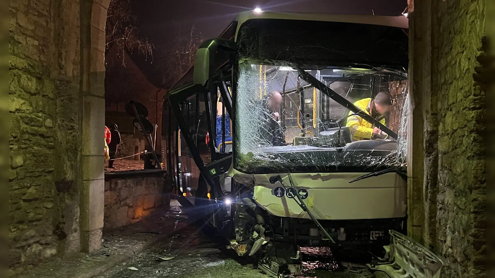 Ob der Busfahrer bei Straßenglätte zu schnell unterwegs war, soll nun ein Gutachter klären. (Foto: Pascal H./NEWS5/dpa)