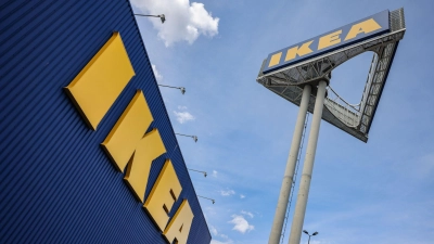 Ein bekanntes Logo: Der Möbelriese Ikea. (Archivbild) (Foto: Oliver Berg/dpa)