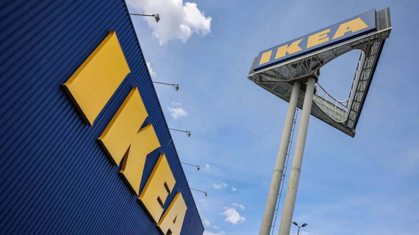 Ein bekanntes Logo: Der Möbelriese Ikea. (Archivbild) (Foto: Oliver Berg/dpa)