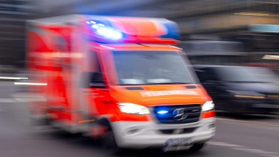 Rettungskräfte stellten bei dem Mann schwerste Verletzungen an den Beinen und einen offenen Bruch am Oberarm fest. (Symbolbild) (Foto: Monika Skolimowska/dpa)