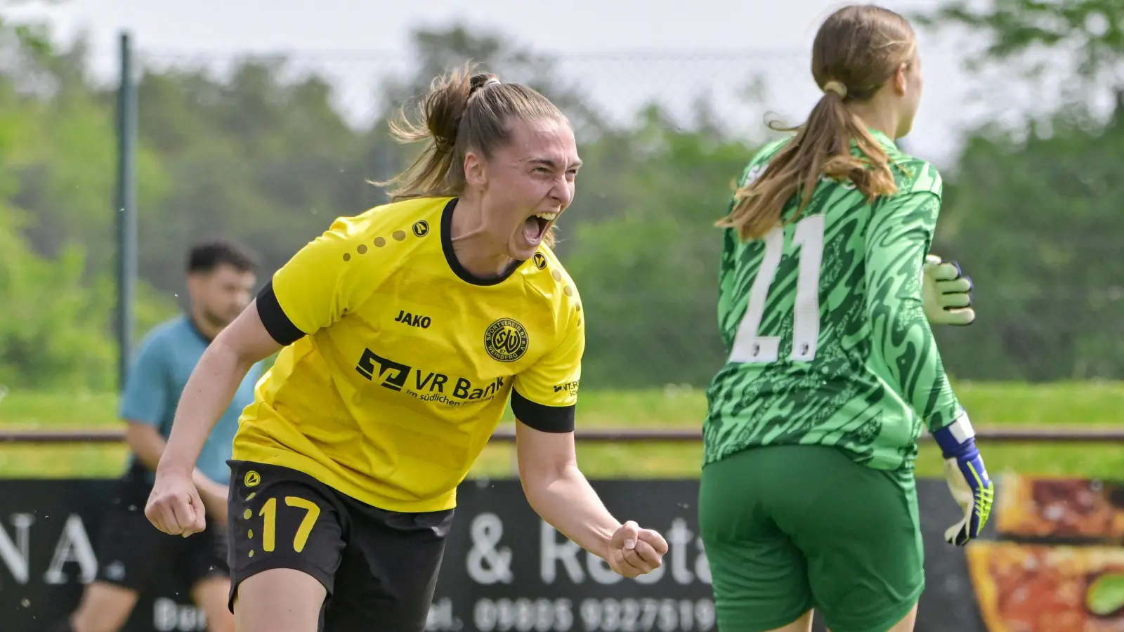 Weiter geht's! Weinbergs Sara Hofmann jubelt über ihren Anschlusstreffer zum 1:2 gegen den SC Freiburg II (rechts Torhüterin Hannah Hauß). (Foto: Martin Rügner)