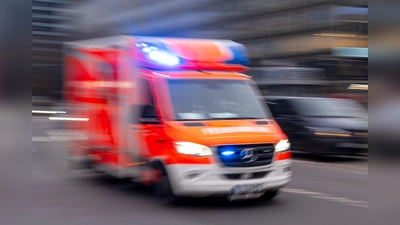 Rettungskräfte brachten den Mann mit mehreren Prellungen in ein Krankenhaus. (Symbolbild) (Foto: Monika Skolimowska/dpa)