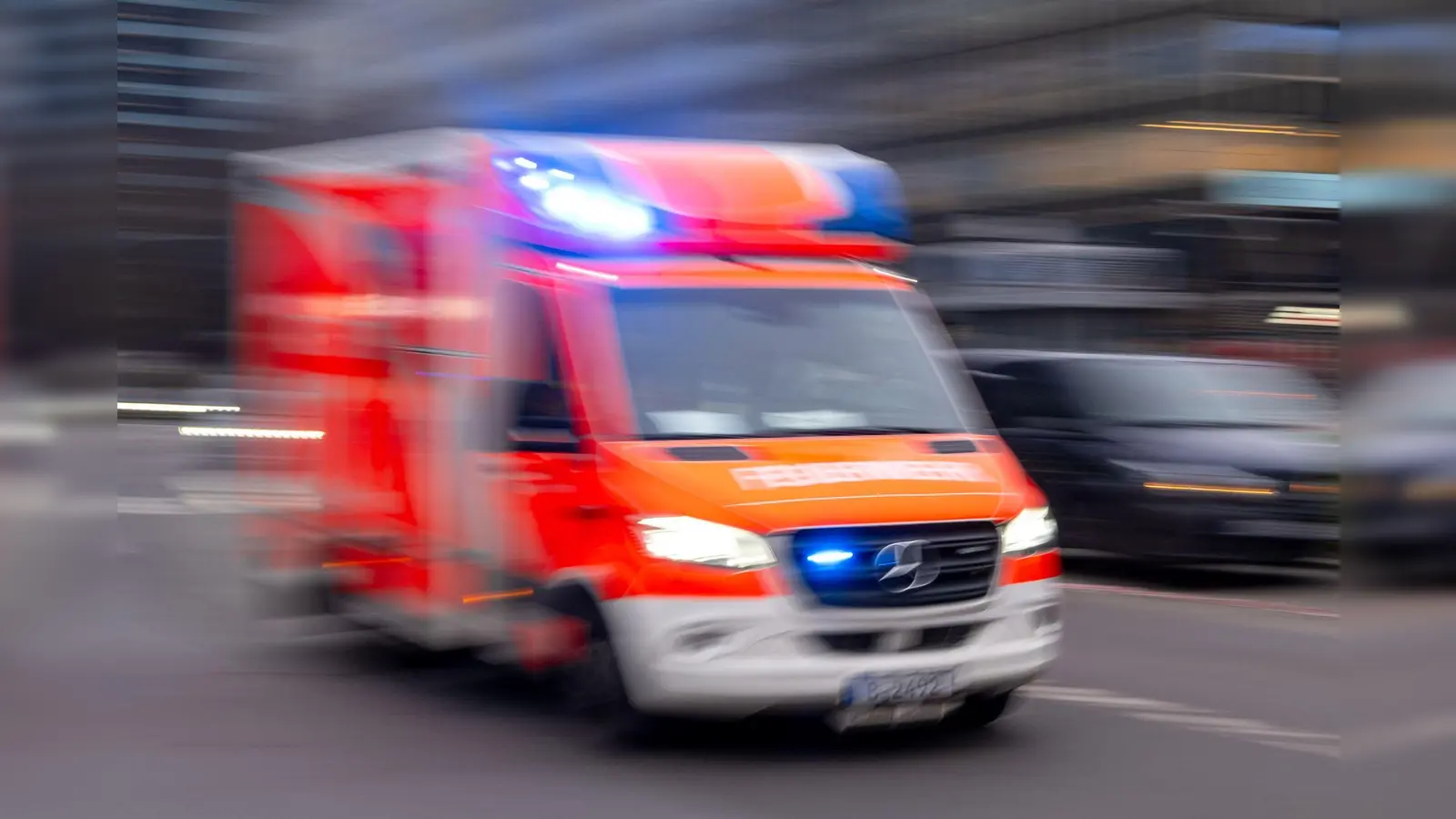 Rettungskräfte brachten den Mann mit mehreren Prellungen in ein Krankenhaus. (Symbolbild) (Foto: Monika Skolimowska/dpa)